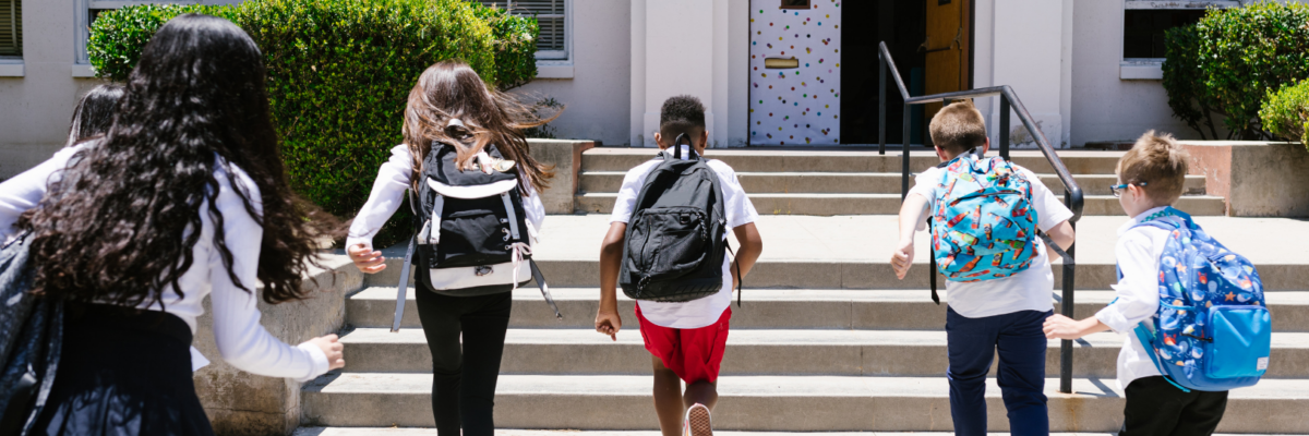 Famille préparant un changement d’école après une mutation professionnelle