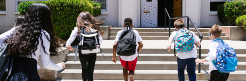 Famille préparant un changement d’école après une mutation professionnelle