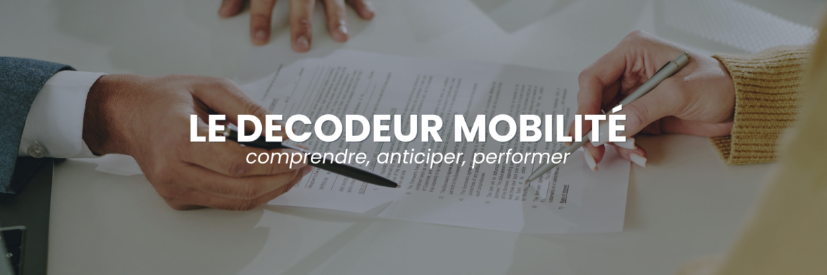 Salarié préparant les documents nécessaires à une mobilité professionnelle et à son déménagement.