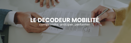 Salarié préparant les documents nécessaires à une mobilité professionnelle et à son déménagement.