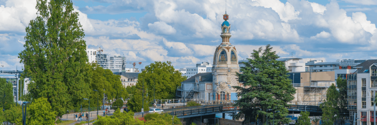 Vista panorámica de Nantes con cajas de mudanza en primer plano.