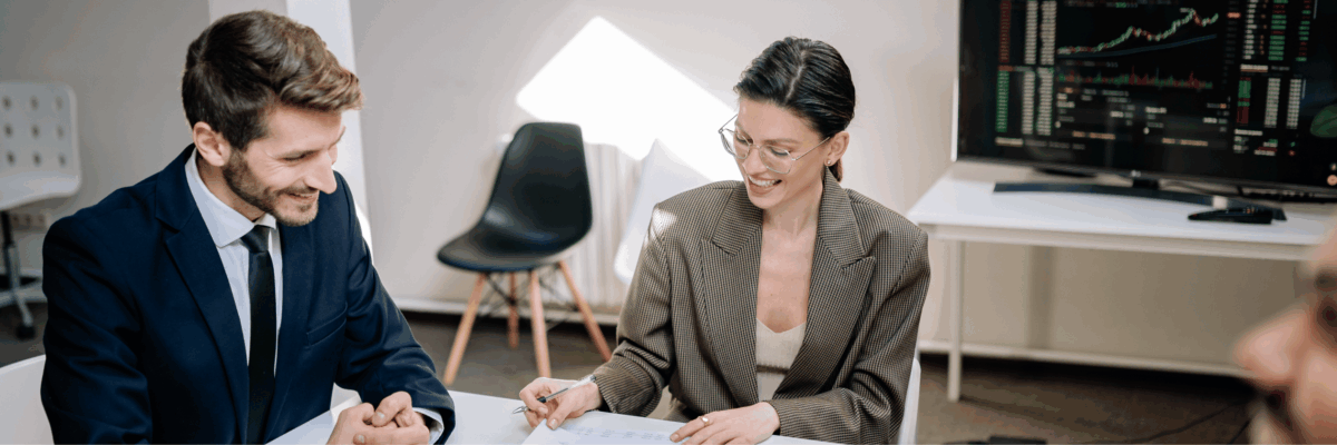 Collaborateur en rendez-vous avec un conseiller pour un accompagnement personnalisé dans sa mobilité professionnelle.