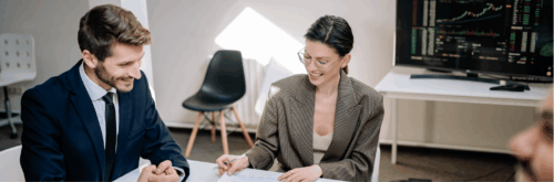 Collaborateur en rendez-vous avec un conseiller pour un accompagnement personnalisé dans sa mobilité professionnelle.