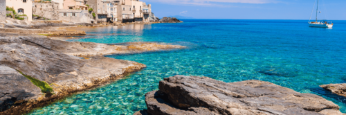 Vista panorámica de Córcega con playas y montañas, simbolizando una mudanza exitosa