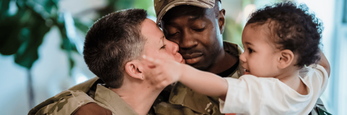 Familia militar organizando su mudanza con la ayuda de Muter Loger