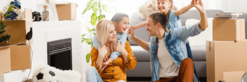 Familia instalándose en su nuevo hogar después de un traslado laboral.